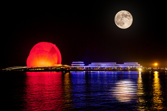 珠海日月贝歌剧院圆月夜景