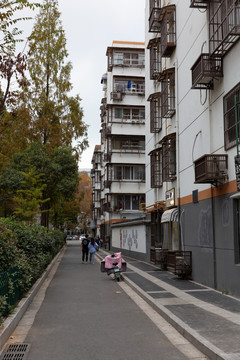 南京老城区街道和居民楼