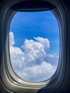 飞机窗口外的白云