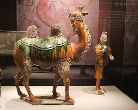 唐代三彩骆驼及牵驼胡俑