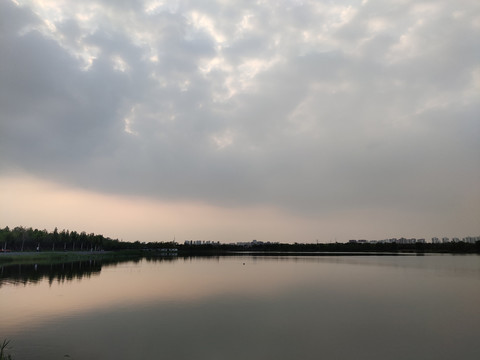 平静的湖面夕阳湖面水墨山水