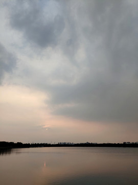 平静的湖面夕阳湖面水墨山水