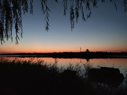 平静的湖面夕阳湖面水墨山水