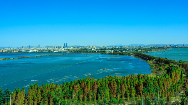 西山俯瞰昆明滇池城市建筑群