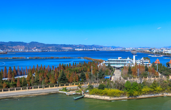 昆明滇池湖畔蓝天城市建筑群