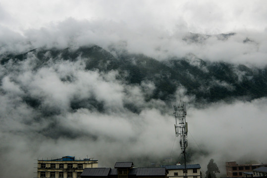 云雾中的山村