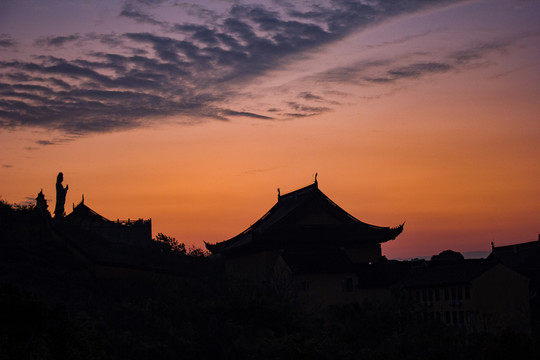 法螺寺的晨光与菩萨