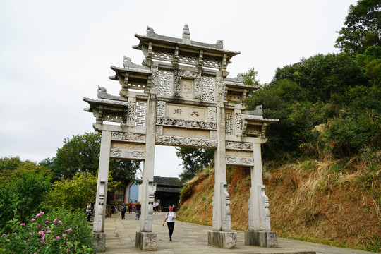 婺源篁岭古村天街石牌坊景观