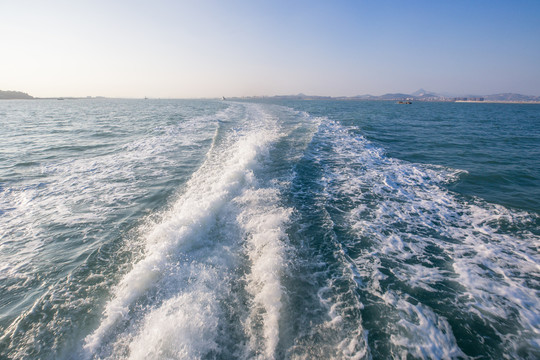 大海海面上的浪花背景图