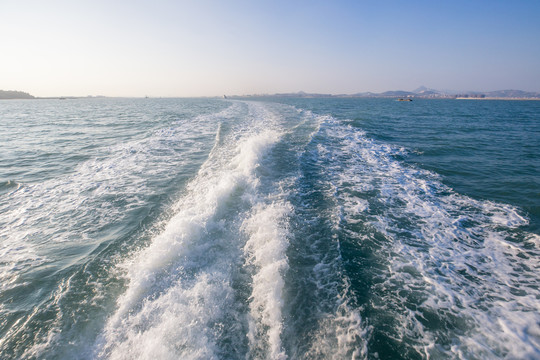 大海海面上的浪花背景图