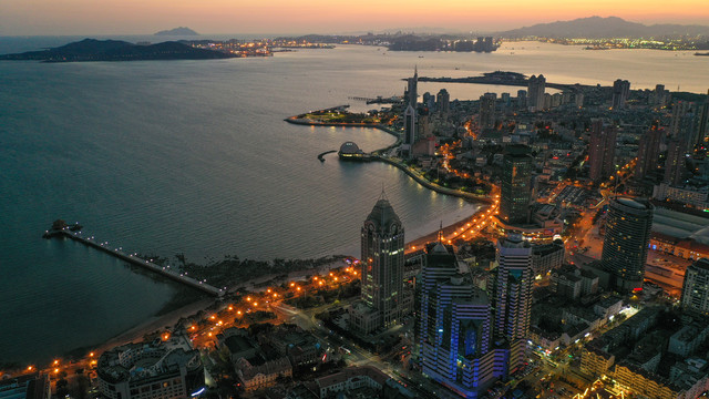 海边城市夜景