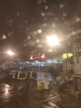 杭州雨中机场