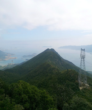 山顶俯视山峦