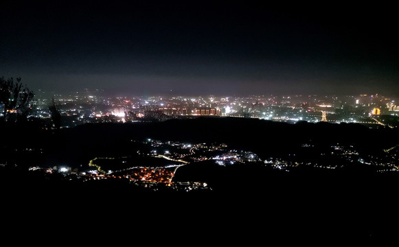 山顶俯视城市夜景