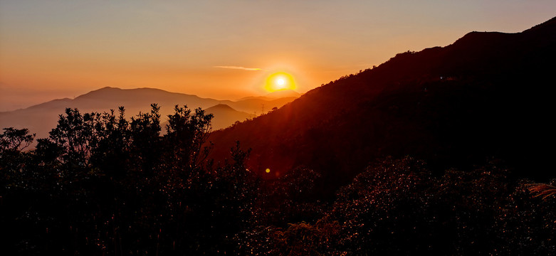 山峦日落夕阳