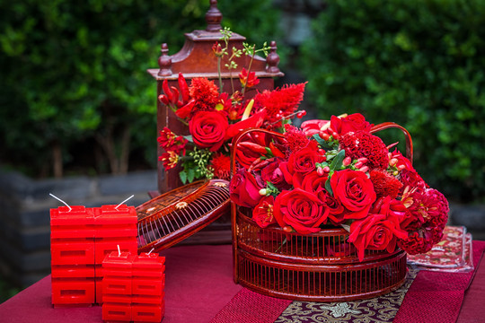 中式婚礼喜庆元素红色鲜花装饰