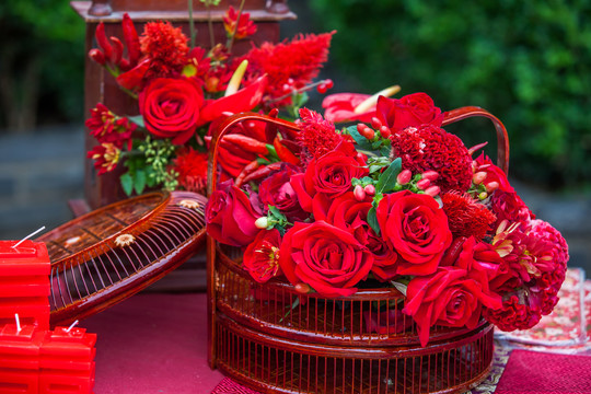 中式婚礼喜庆元素红色鲜花装饰