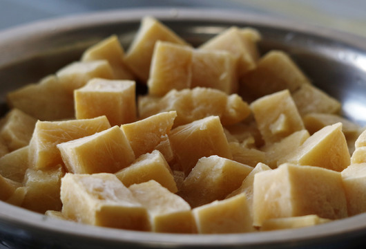 冻豆腐是东北百姓餐桌上的家常菜