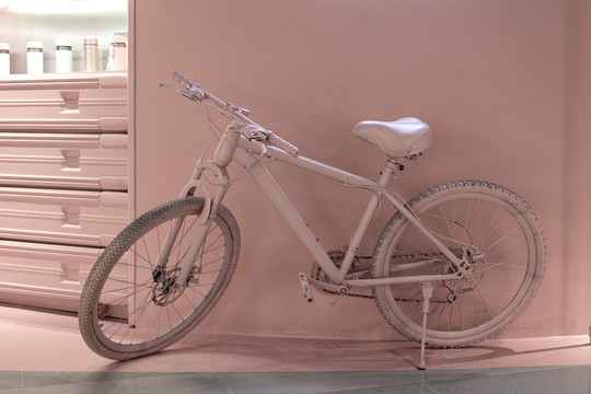 粉红色自行车道具