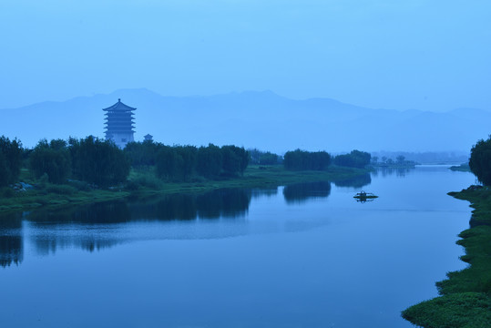 河畔古建筑楼阁倒影