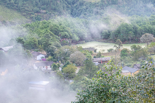 山村晨雾