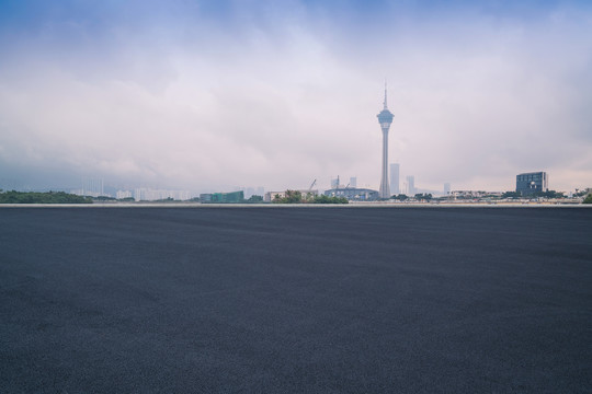 澳门城市建筑天际线和柏油马路