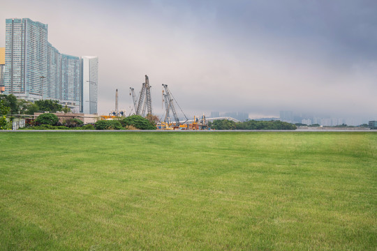 澳门城市建筑天际线和大片草坪