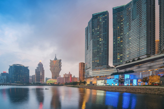 澳门城市建筑天际线和滨海夜景