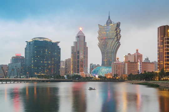 澳门城市建筑天际线和滨海夜景