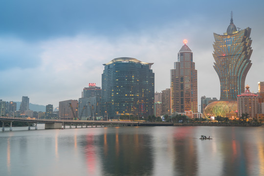 澳门城市建筑天际线和滨海夜景