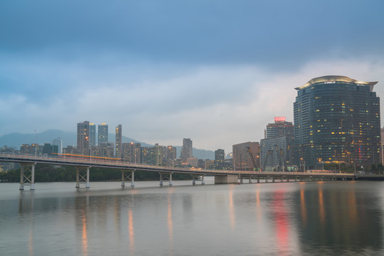 澳门城市建筑天际线和滨海夜景