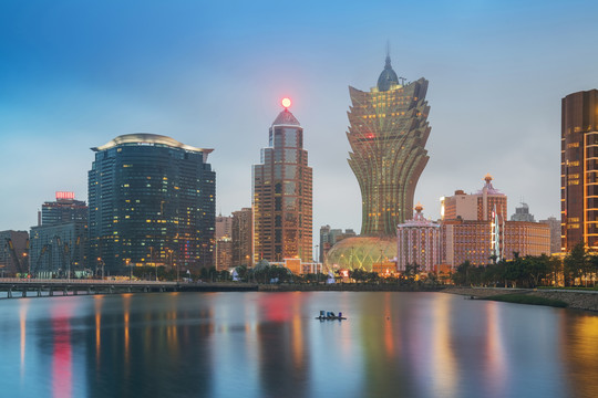 澳门城市建筑天际线和滨海夜景