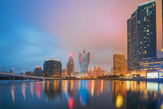 澳门城市建筑天际线和滨海夜景