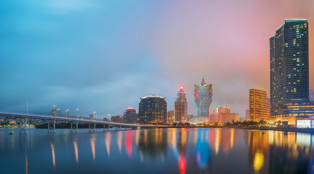 澳门城市建筑天际线和滨海夜景