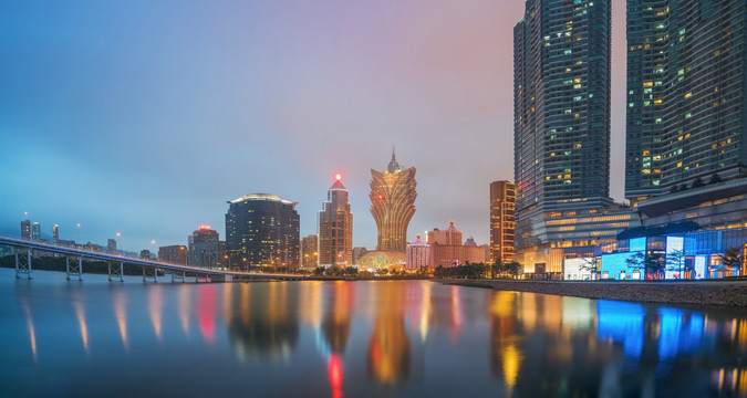 澳门城市建筑天际线和滨海夜景