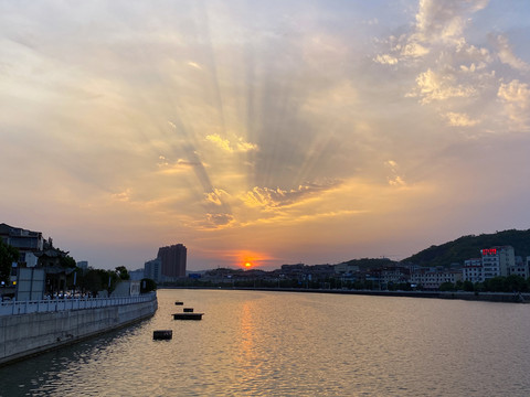 城市河畔落日