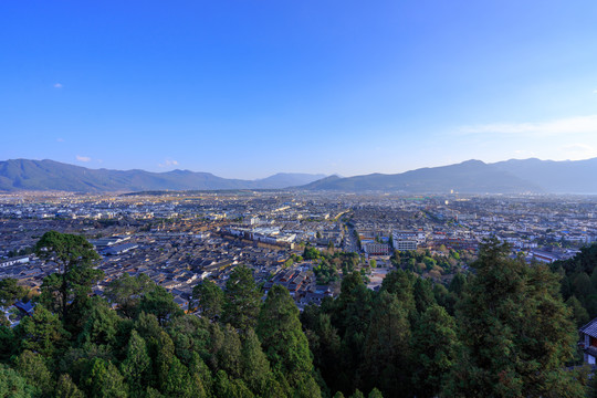 俯瞰丽江城远山蓝天