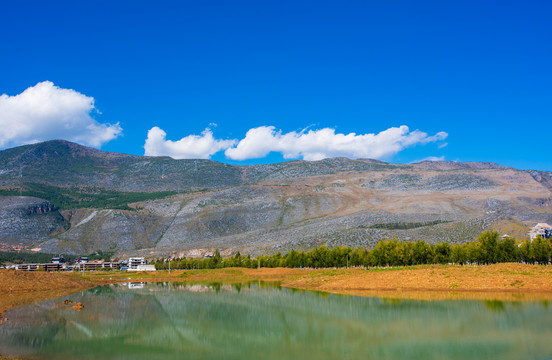 云南鹤庆山水