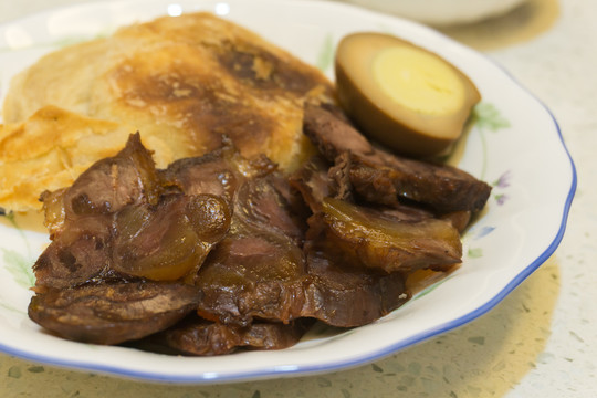 烧饼和酱牛肉的早餐