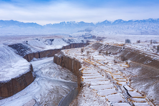 河谷村落雪景