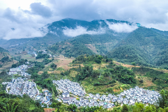 无量山下脱贫搬迁村