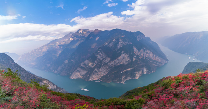 三峡红叶似彩霞