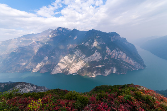 三峡红叶似彩霞