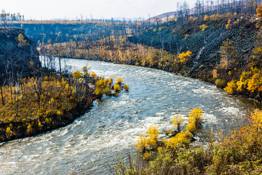 秋季峡谷河流
