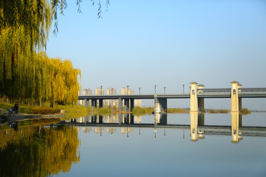 河岸秋色