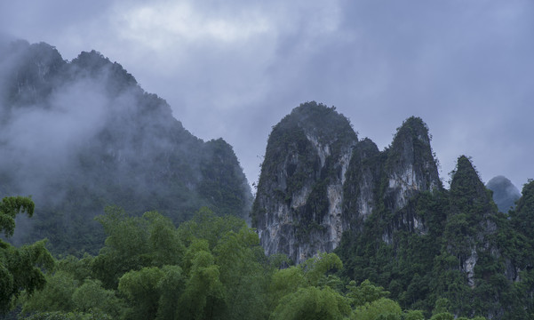 青山烟雨云雾缭绕