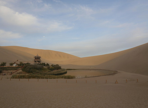 甘肃鸣沙山月牙泉