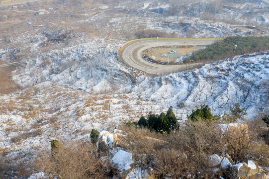 航拍雪后的济南柳埠长城岭08