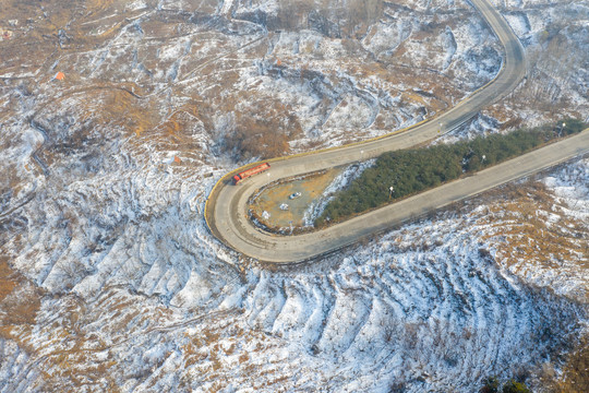 航拍雪后的济南柳埠长城岭09