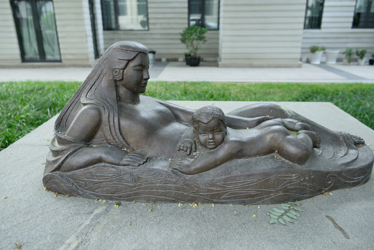 母子雕塑